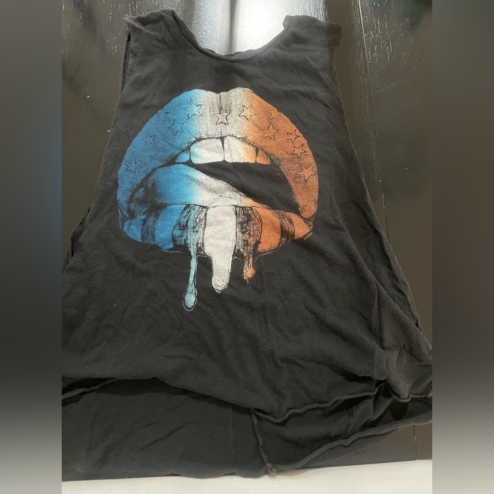 Brandy Melville lips tank.